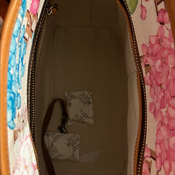 Dooney and Bourke *RARE* Hydrangea print tote. New with out tags - Picture 5 of 12